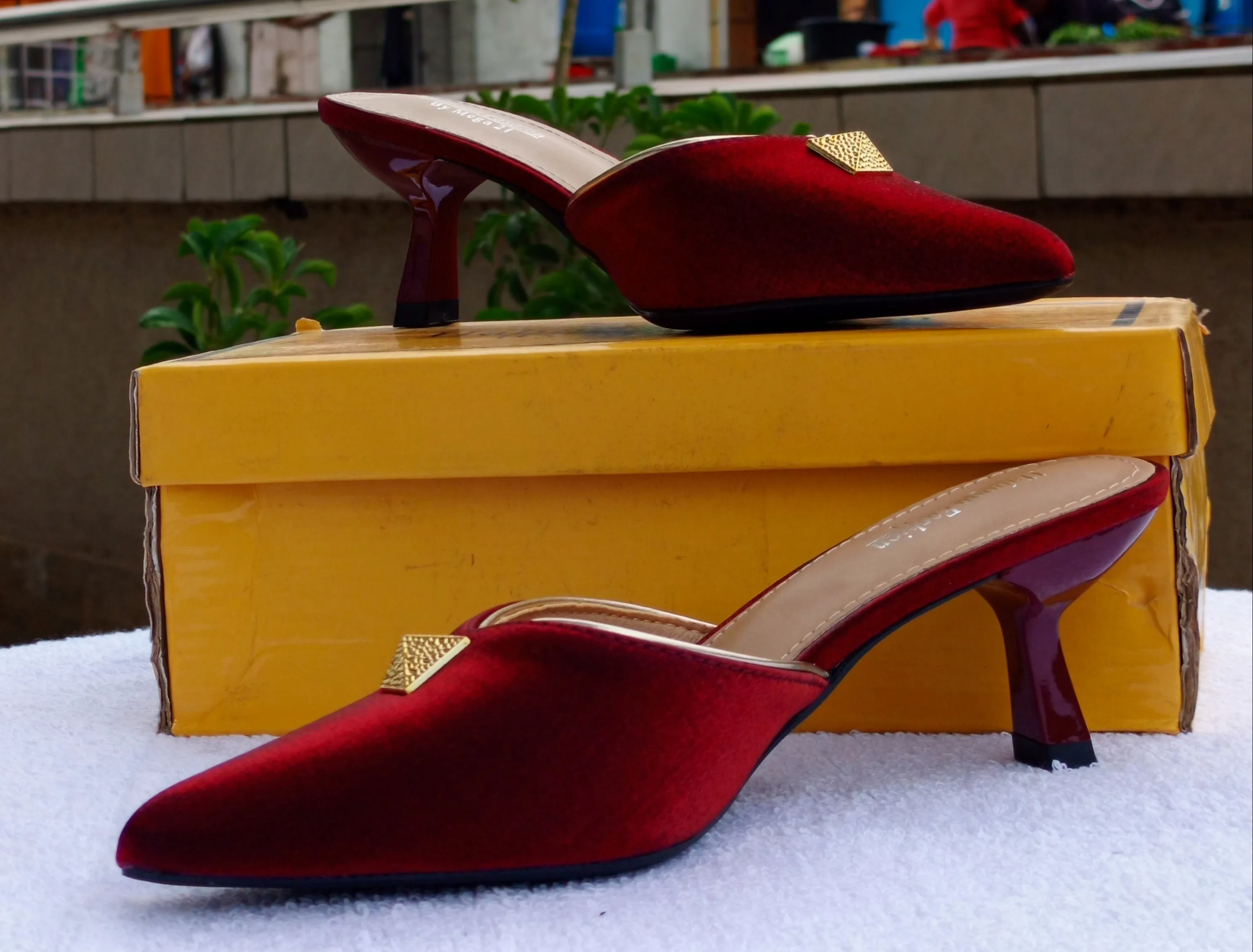 Haboon Fashion Red Pointed-Toe Mules