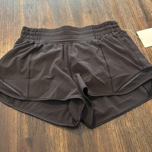 NWT Lululemon Women’s Hotty Hot HR Short 2.5” *Lined (Size 4)
